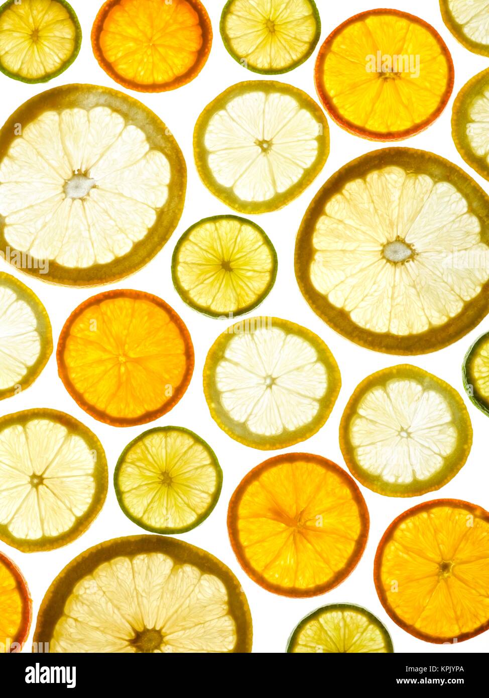 Zitrusfrucht-Hälften auf einem weißen Hintergrund. Stockfoto
