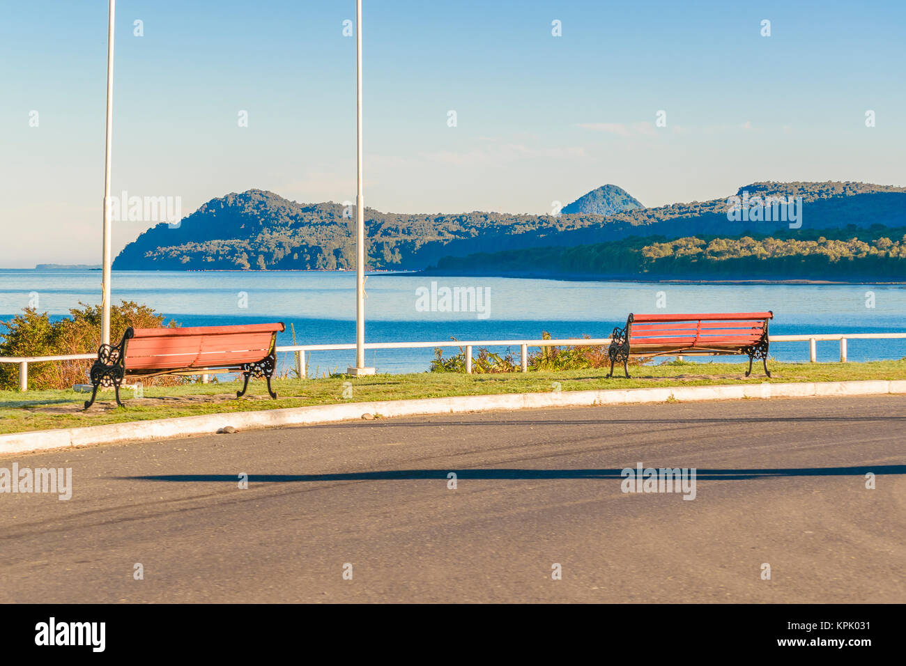 Leere Promenade mit Blick auf den Fjord Chaiten Stadt, Patagonien, Chile Stockfoto