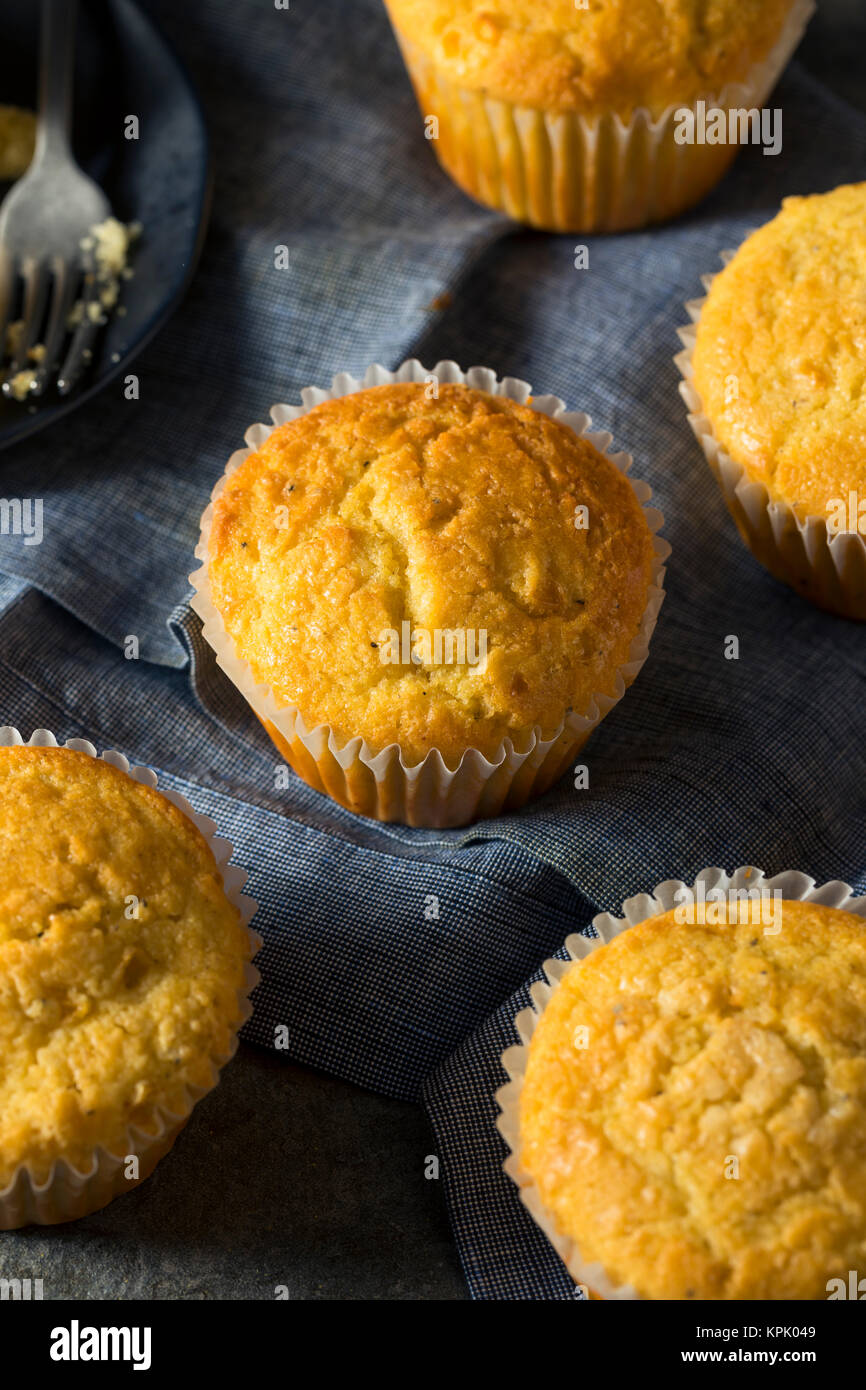 Golden Süße hausgemachte Cornbread Muffins für Mittagessen Stockfoto