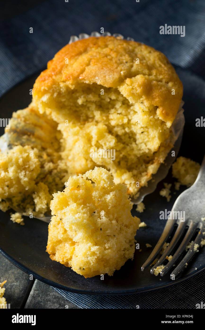 Golden Süße hausgemachte Cornbread Muffins für Mittagessen Stockfoto