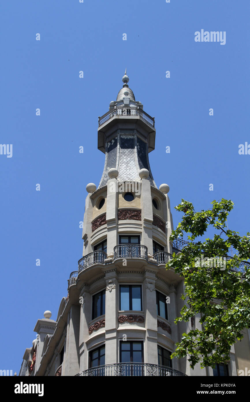 Mehrfamilienhaus mit Turm an der Straßenecke, Barcelona, Spanien. Stockfoto