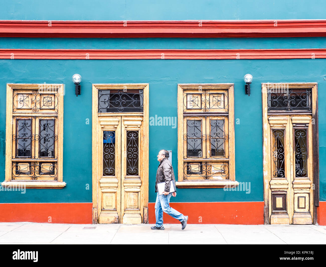 Lima, Peru - 17. September 2015. Klassische peruanische Häuser, die in eine Straße im Stadtteil Pueblo Libre in Lima, Peru, gesehen werden kann. Stockfoto