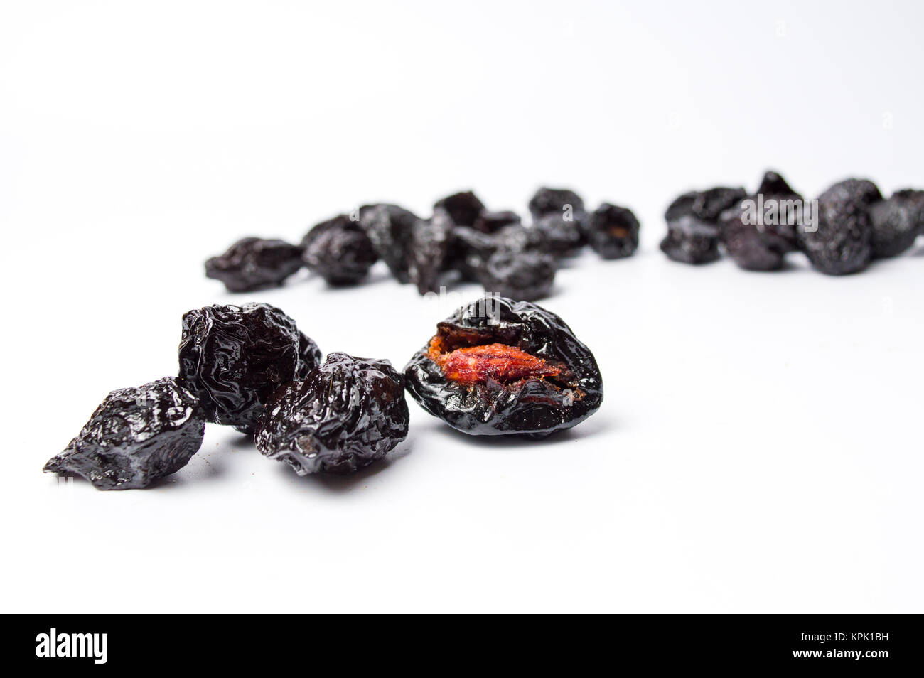 Getrockneten Pflaumen Früchte auf weißem Hintergrund Stockfoto