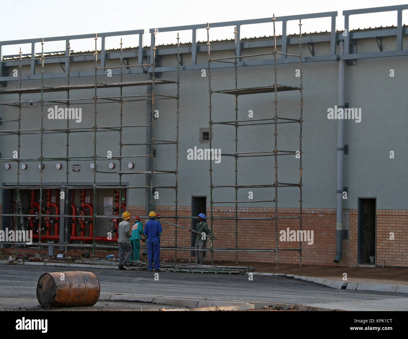 Industrielle Baustelle mit Add-ons mit Gerüsten, East London, Eastern Cape, Südafrika. Stockfoto