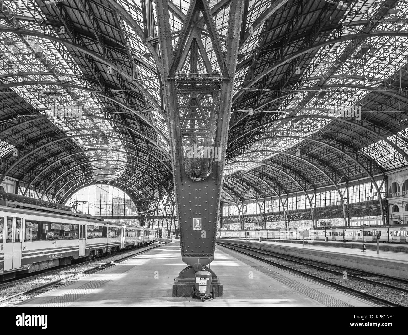 Barcelona, Spanien - 10. Oktober 2015. Leere Plattformen im Estacion de Francia in Barcelona mit einem Zug warten. "Frankreich Station' ist ein historischer stat Stockfoto