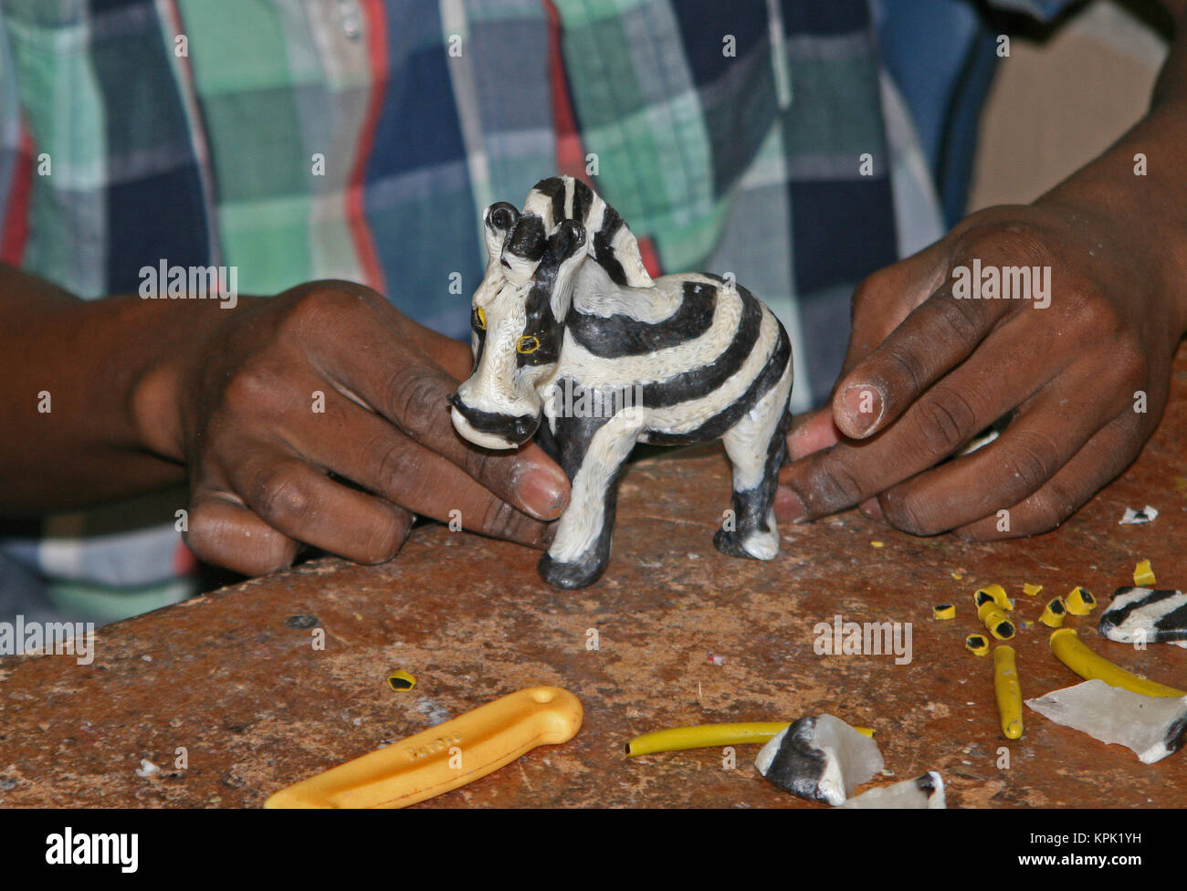 Candlemaker mit Zebra geformte Kerze, Königreich Swaziland. Stockfoto