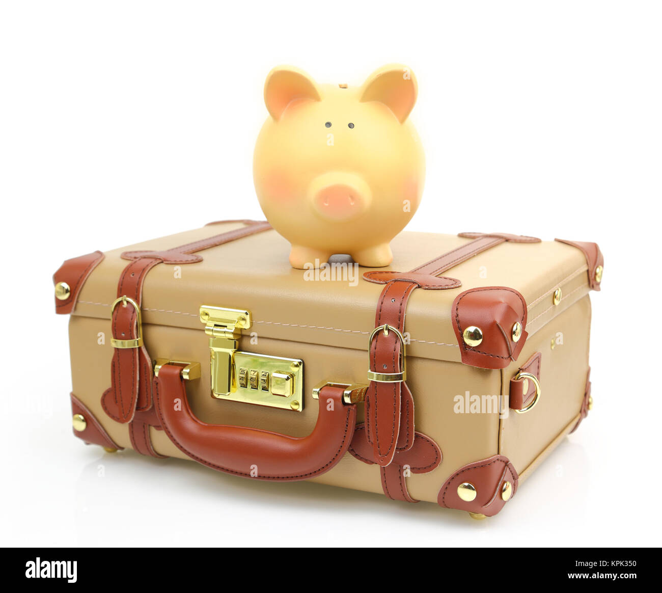 Geschlossen braun Koffer mit Sparschwein auf es Stockfoto