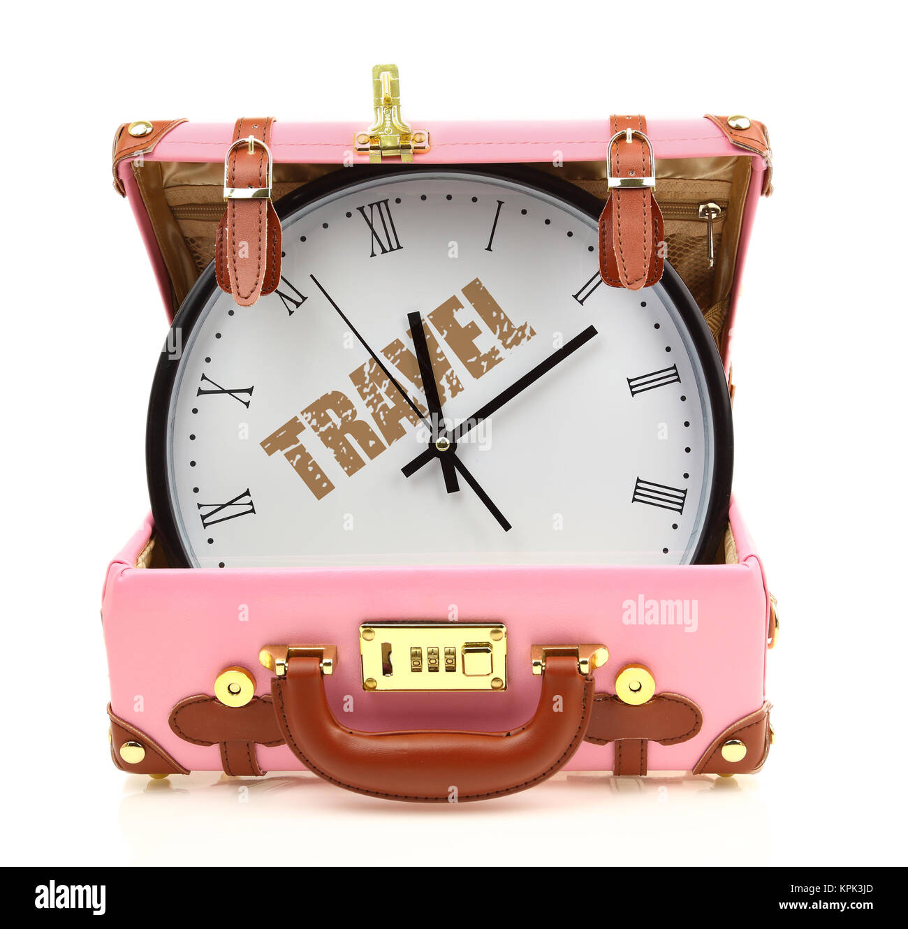 Rosa Reisekoffer mit Uhr innen auf Weiß isoliert Stockfoto