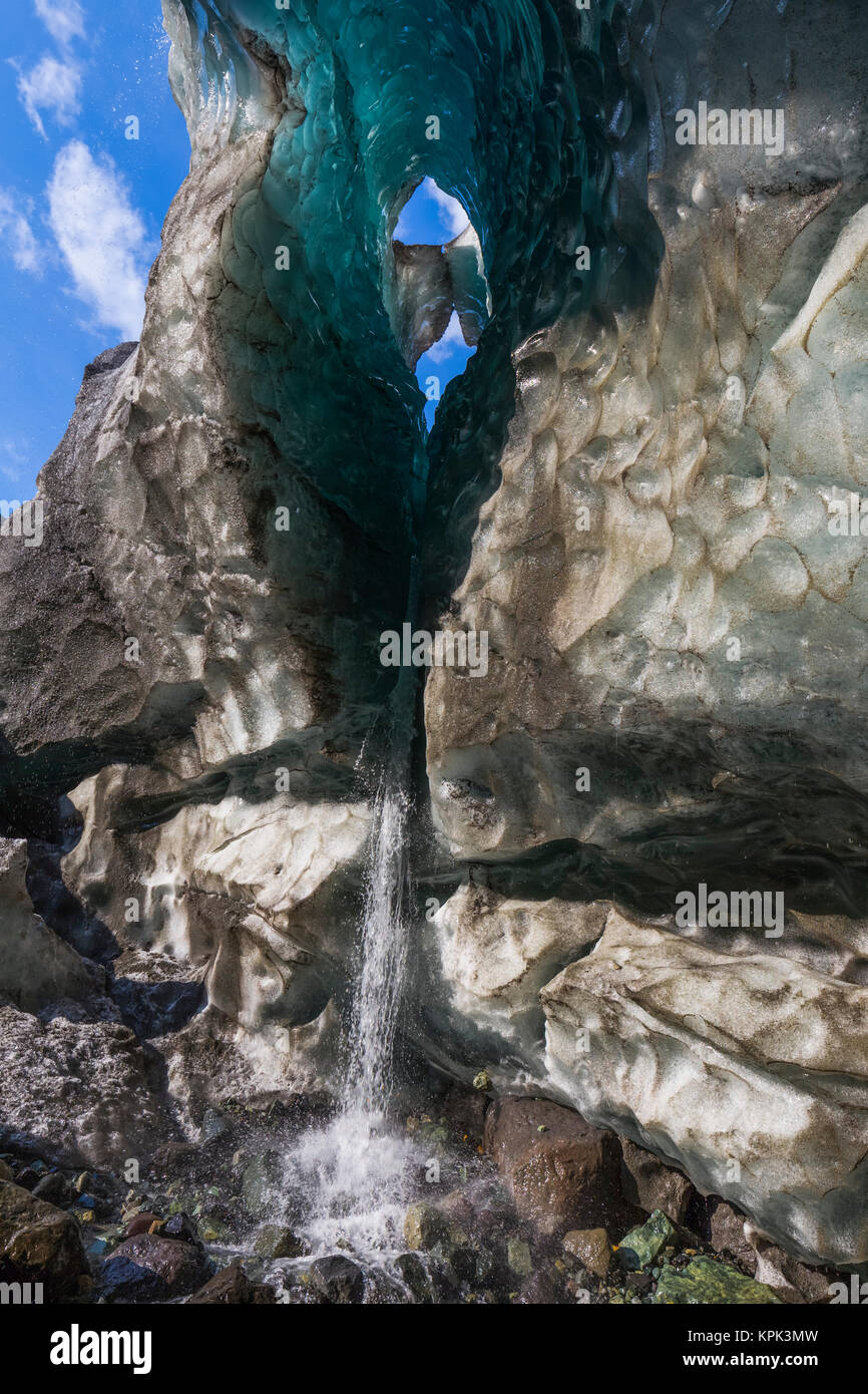 Ein Wasserfall ergießt durch ein Loch im Eis der Gletscher im Wrangell-St. Elias National Park, Alaska, Vereinigte Staaten von Amerika Stockfoto