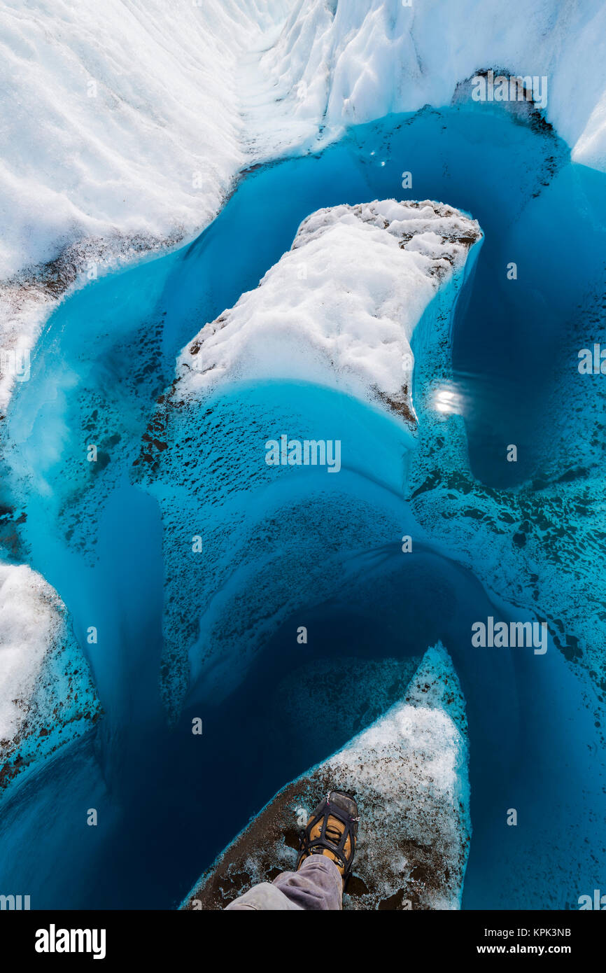Die Wanderer starten mit der Sicht nach unten in den tiefen, blauen Schmelzwasser des Gletschers in Wrangell-St. Elias National Park Stockfoto
