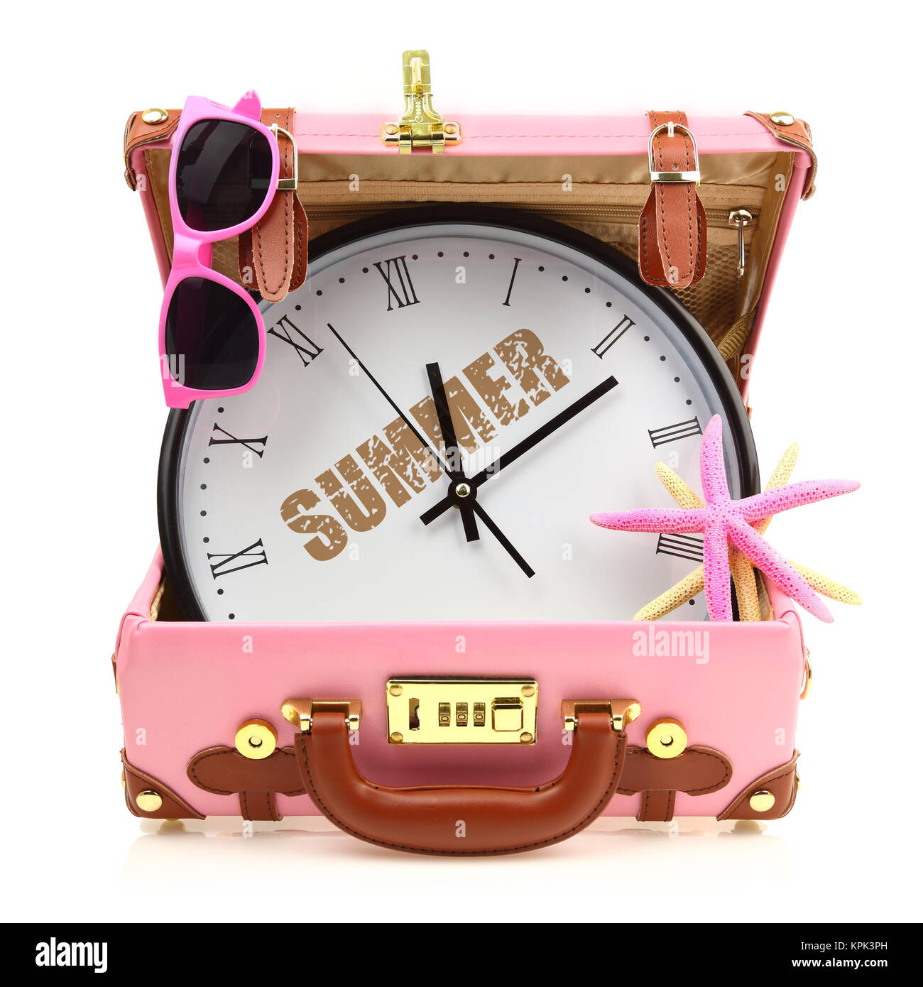 Rosa Reisekoffer mit Uhr, Sonnenbrillen und Seesterne isoliert Stockfoto