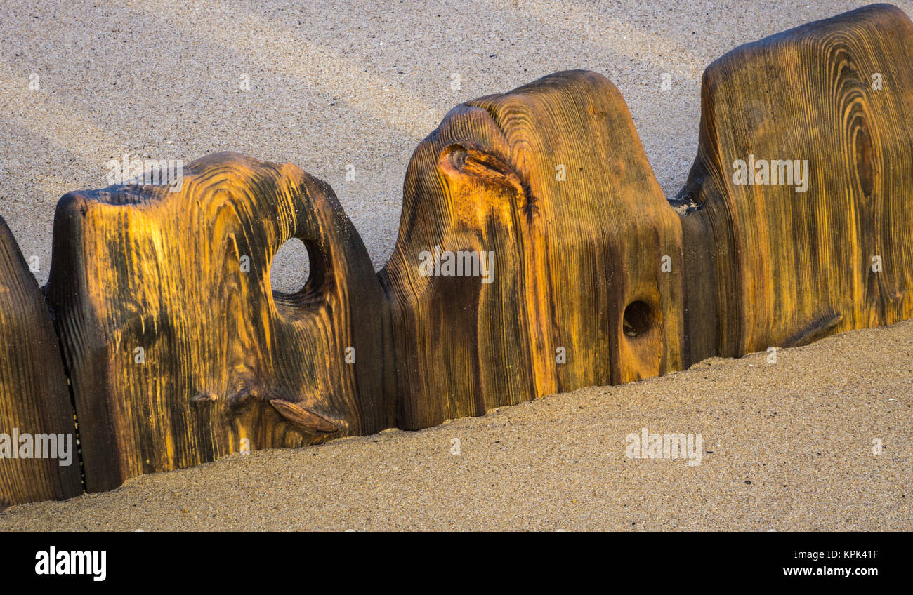 Verwittertes Holz in eine Sperre im Sand geprägt; South Shields, Tyne und Wear, England Stockfoto