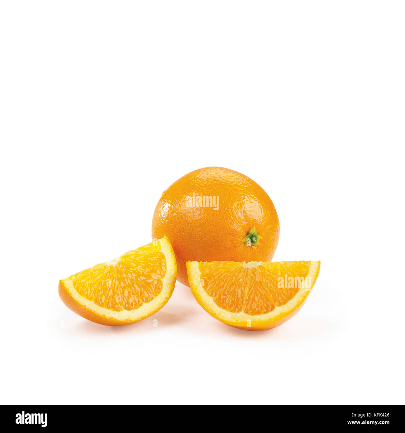 Eine ganze Orange und zwei Scheiben vor einem weißen Hintergrund Stockfoto