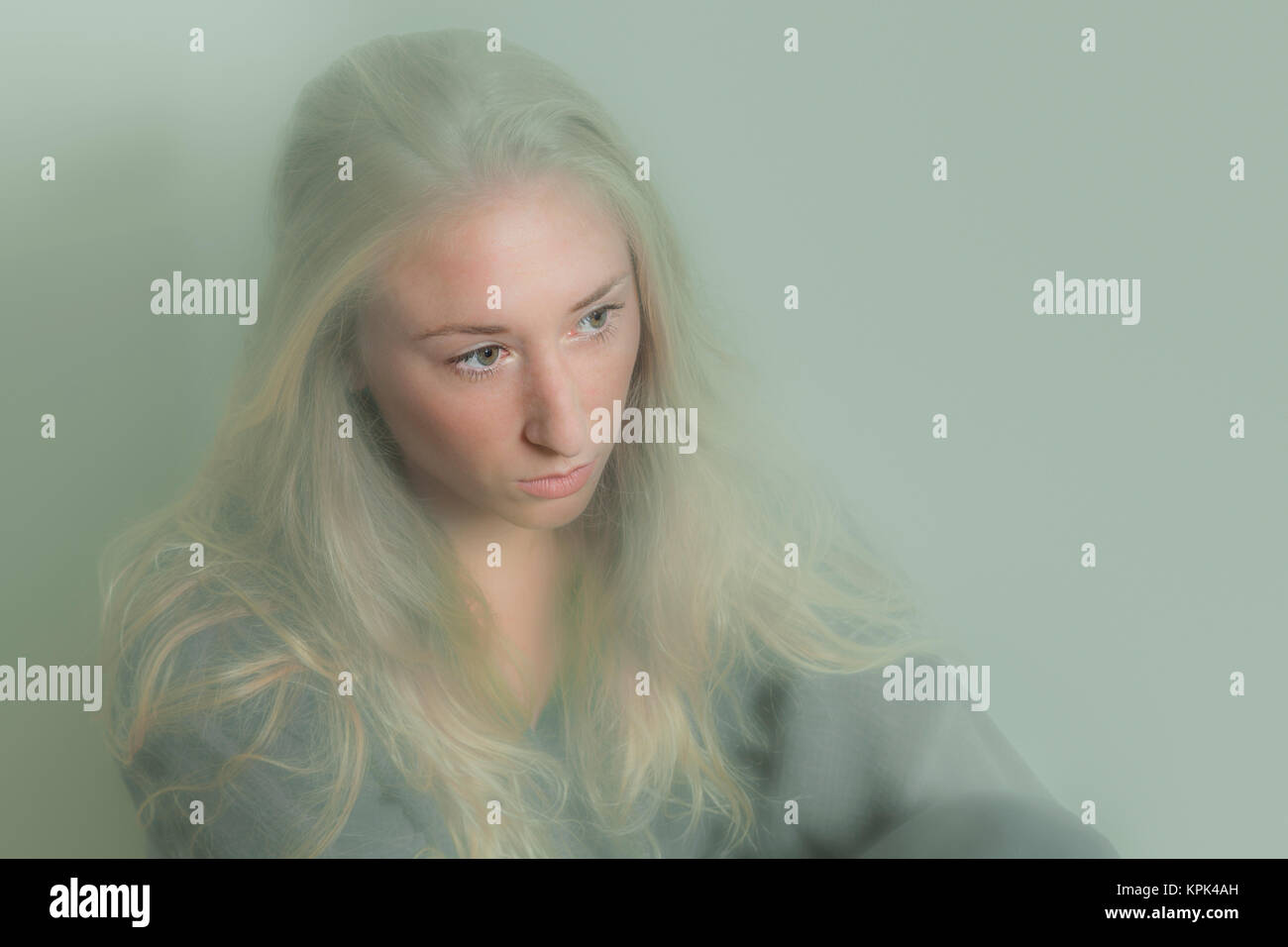 Junge Frau mit langen blonden Haaren, die mit einer verschwommenen Effekt; Connecticut, Vereinigte Staaten von Amerika Stockfoto