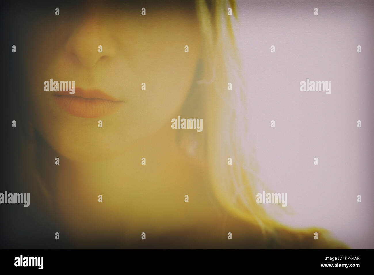 Nahaufnahme eines Teils der das Gesicht einer jungen Frau, die ihre Nase, Lippen und langen blonden Haaren angezeigt Stockfoto