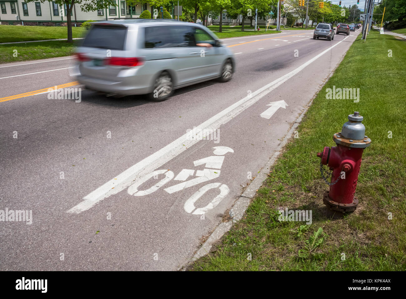 Hydrant in der Nähe einer Straße mit einem Rad weg und ein Fahrzeug, gehen, durch, Vermont, Vereinigte Staaten von Amerika Stockfoto