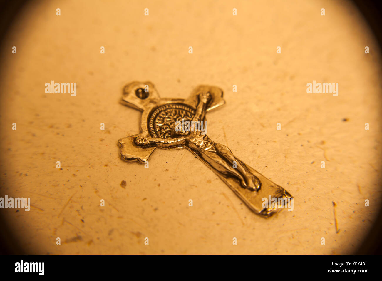 Kruzifix auf einem goldenen Kreuz Stockfoto