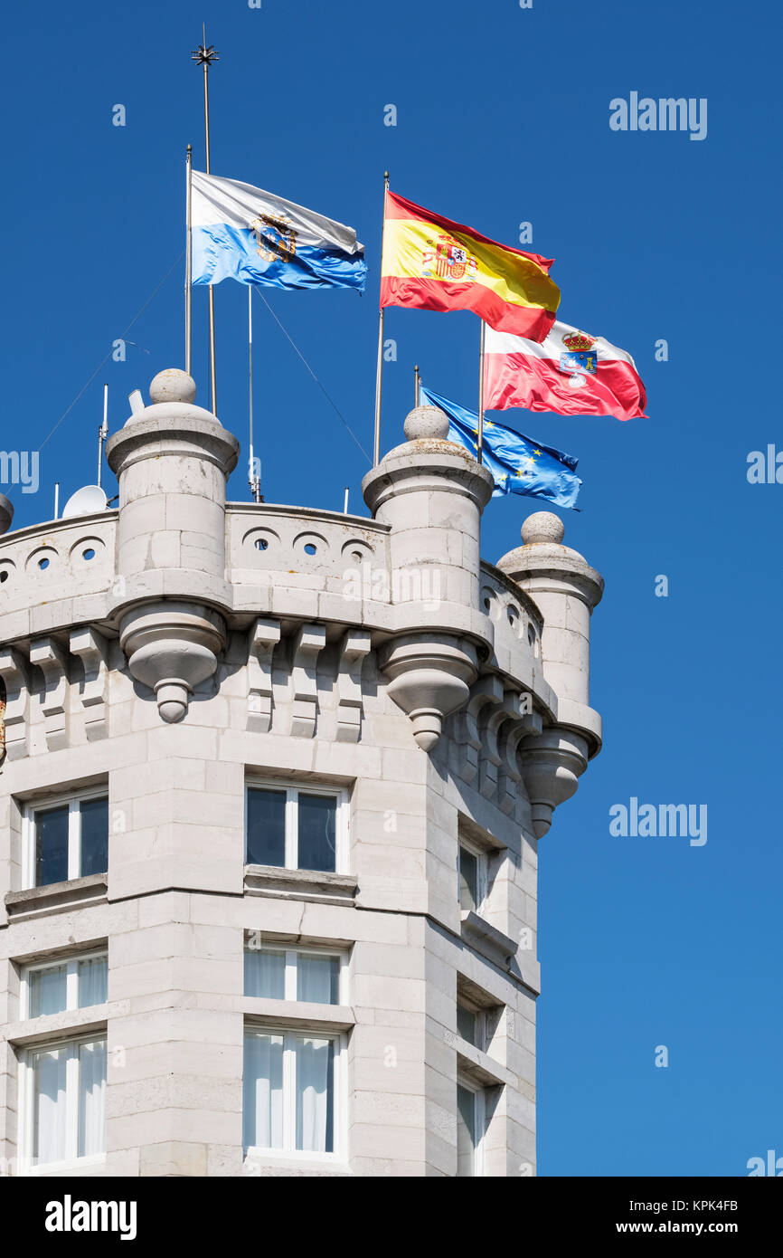 Achteckiger Turm und Fahnen auf Magdalena Palast, ein Palast des 20. Jahrhunderts in Spanien, Santander, Kantabrien, Spanien Stockfoto