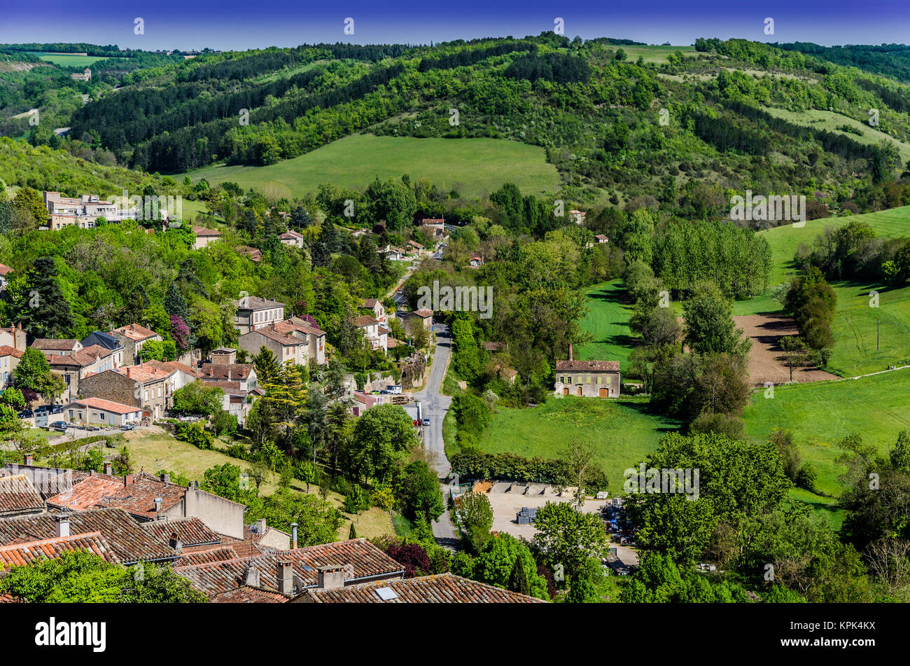 Am Rande der französische Dorf St. Cirq Lapopie Dieses schöne Tal mit allen möglichen Grüns ist, letzten Häuser des Dorfes und Felder ca Stockfoto