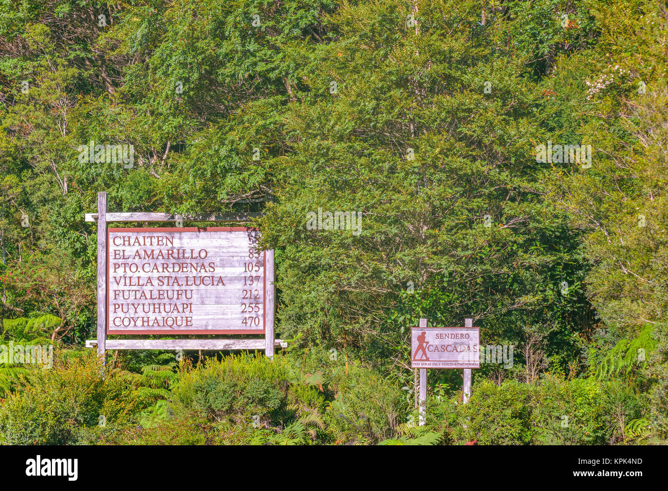 LOS LAGOS, Chile, April - 2017 - Reiseinformationen Wegweiser im grünen Wald in Caleta Gonzalo, Chile Stockfoto