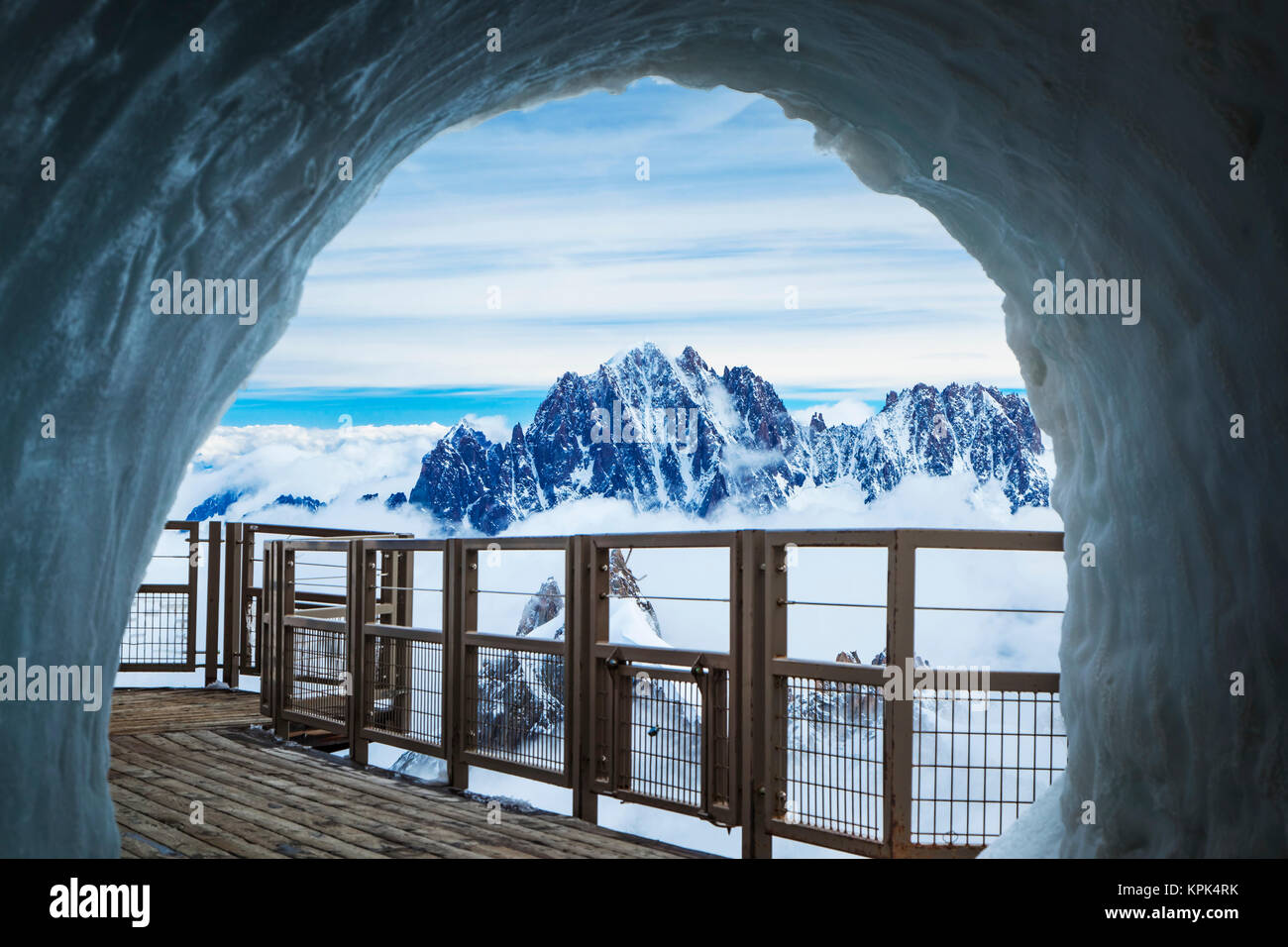 Französische Alpen und Aiguille du Midi-Panorama, Deck, durch die Eishöhle, Chamonix-Mont-Blanc, Rhône-Alpes, Frankreich Stockfoto Französische Alpen und Aiguille du Midi-Panorama, Deck, durch die Eishöhle, Chamonix-Mont-Blanc, Rhône-Alpes, Frankreich Stockfoto