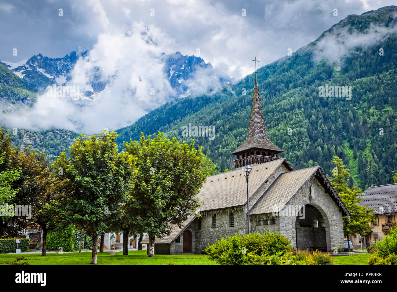 Les Praz de Chamonix mittelalterliche Kirche und Unterseite der Aiguille Dru Berg im Hintergrund; Chamonix-Mont-Blanc, Haute-Savoie, Frankreich Stockfoto