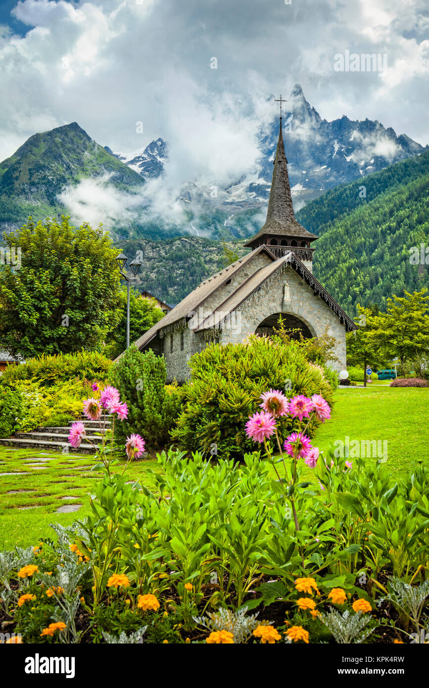 Les Praz de Chamonix mittelalterliche Kirche und Blumengarten mit Aiguille Dru Berg im Hintergrund; Chamonix-Mont-Blanc, Haute-Savoie, Frankreich Stockfoto