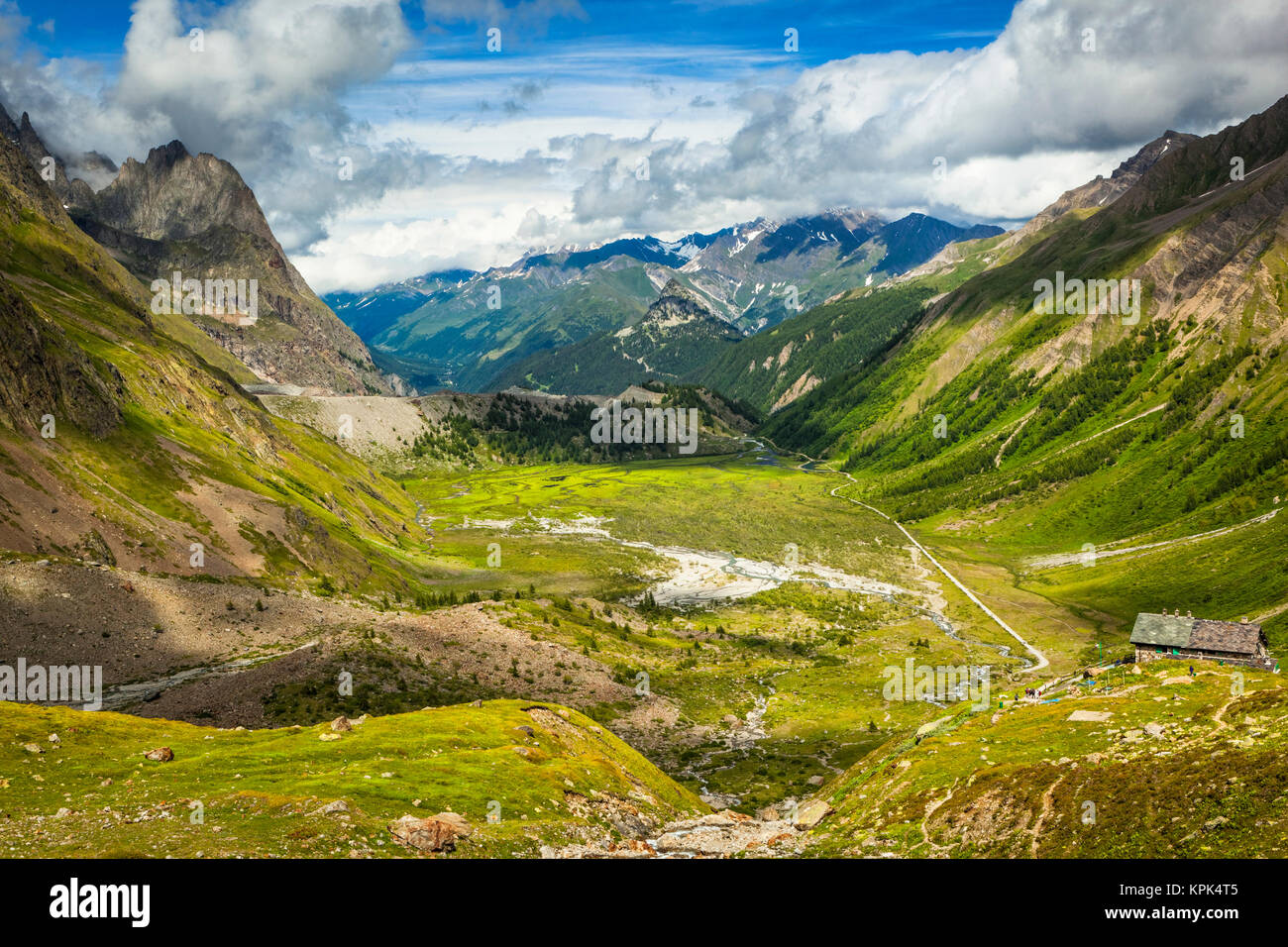 Blick auf der Rifugio Elisabetta und Lac de Combal, Val Veni, Alpen, Aostatal, Italien Stockfoto Blick auf der Rifugio Elisabetta und Lac de Combal, Val Veni, Alpen, Aostatal, Italien Stockfoto