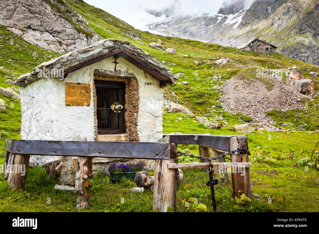 Eine kleine, historische Schrein von Val Veni mit Rifugio Elisabetta im Hintergrund, Alpen, Aostatal, Italien Stockfoto Eine kleine, historische Schrein von Val Veni mit Rifugio Elisabetta im Hintergrund, Alpen, Aostatal, Italien Stockfoto
