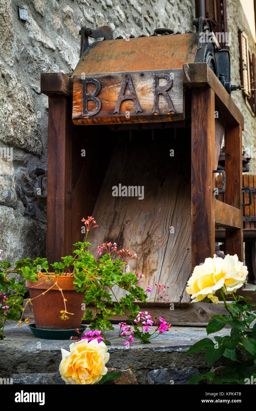 Alte hölzerne Bar Ausstattung mit Blumen in Töpfe, Dolonne, in der nähe von Courmayeur, Aostatal, Italien Stockfoto Alte hölzerne Bar Ausstattung mit Blumen in Töpfe, Dolonne, in der nähe von Courmayeur, Aostatal, Italien Stockfoto