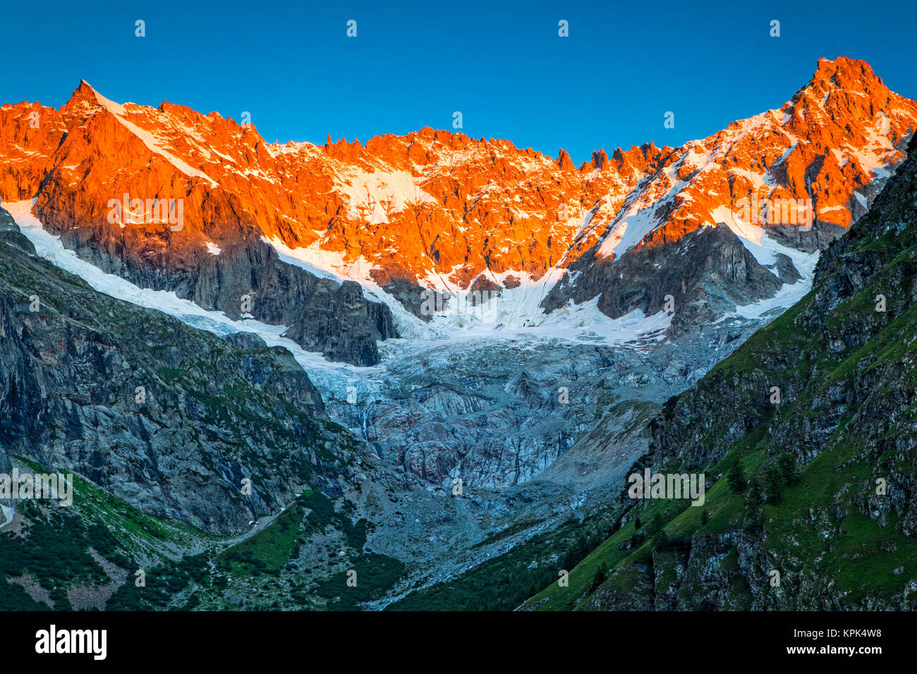 Sunrise Schein auf die Spitzen über l'A Neuve Gletscher, gesehen von La Fouly, Schweizer Val Ferret, Alpen; La Fouly, Val Ferret, Schweiz Stockfoto Sunrise Schein auf die Spitzen über l'A Neuve Gletscher, gesehen von La Fouly, Schweizer Val Ferret, Alpen; La Fouly, Val Ferret, Schweiz Stockfoto