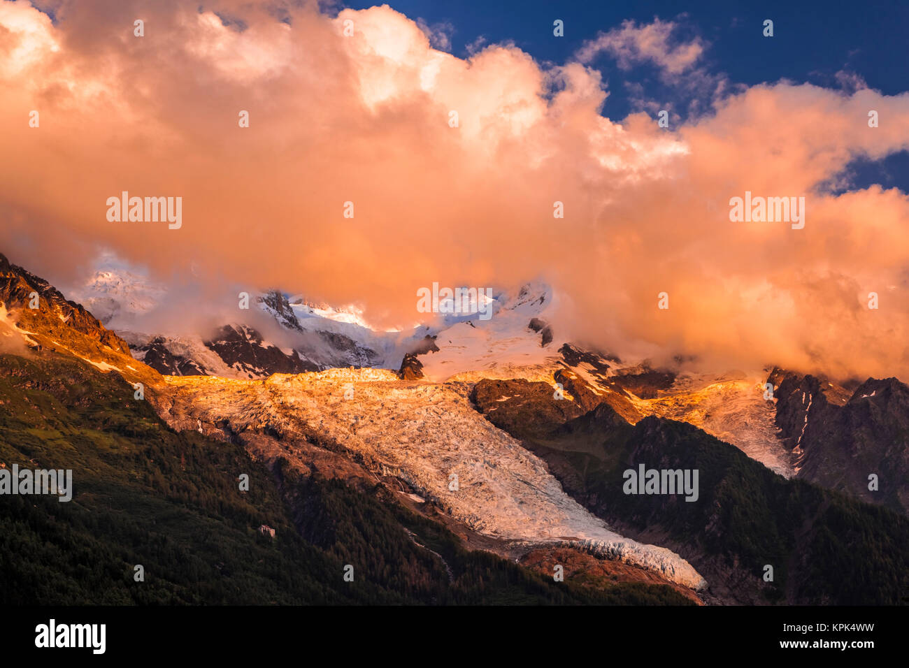 Wolken über den Mont Blanc und Bossons Gletscher bei Sonnenuntergang, Alpen glühen, Chamonix-Mont-Blanc, Haute-Savoie, Frankreich Stockfoto
