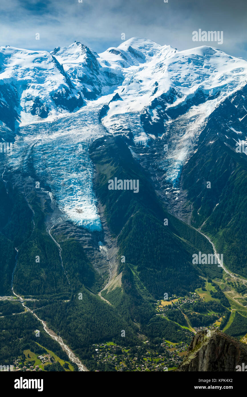 Chamonix Mont Blanc Massiv über Stadt, gesehen von der Aiguilles Rouges, Chamonix-Mont-Blanc, Haute-Savoie, Frankreich Stockfoto Chamonix Mont Blanc Massiv über Stadt, gesehen von der Aiguilles Rouges, Chamonix-Mont-Blanc, Haute-Savoie, Frankreich Stockfoto