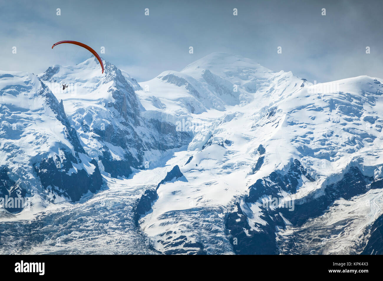 Ein Gleitschirm fliegen über den Mont Blanc im Sommer, Alpen; Chamonix-Mont-Blanc, Haute-Savoie, Frankreich Stockfoto Ein Gleitschirm fliegen über den Mont Blanc im Sommer, Alpen; Chamonix-Mont-Blanc, Haute-Savoie, Frankreich Stockfoto