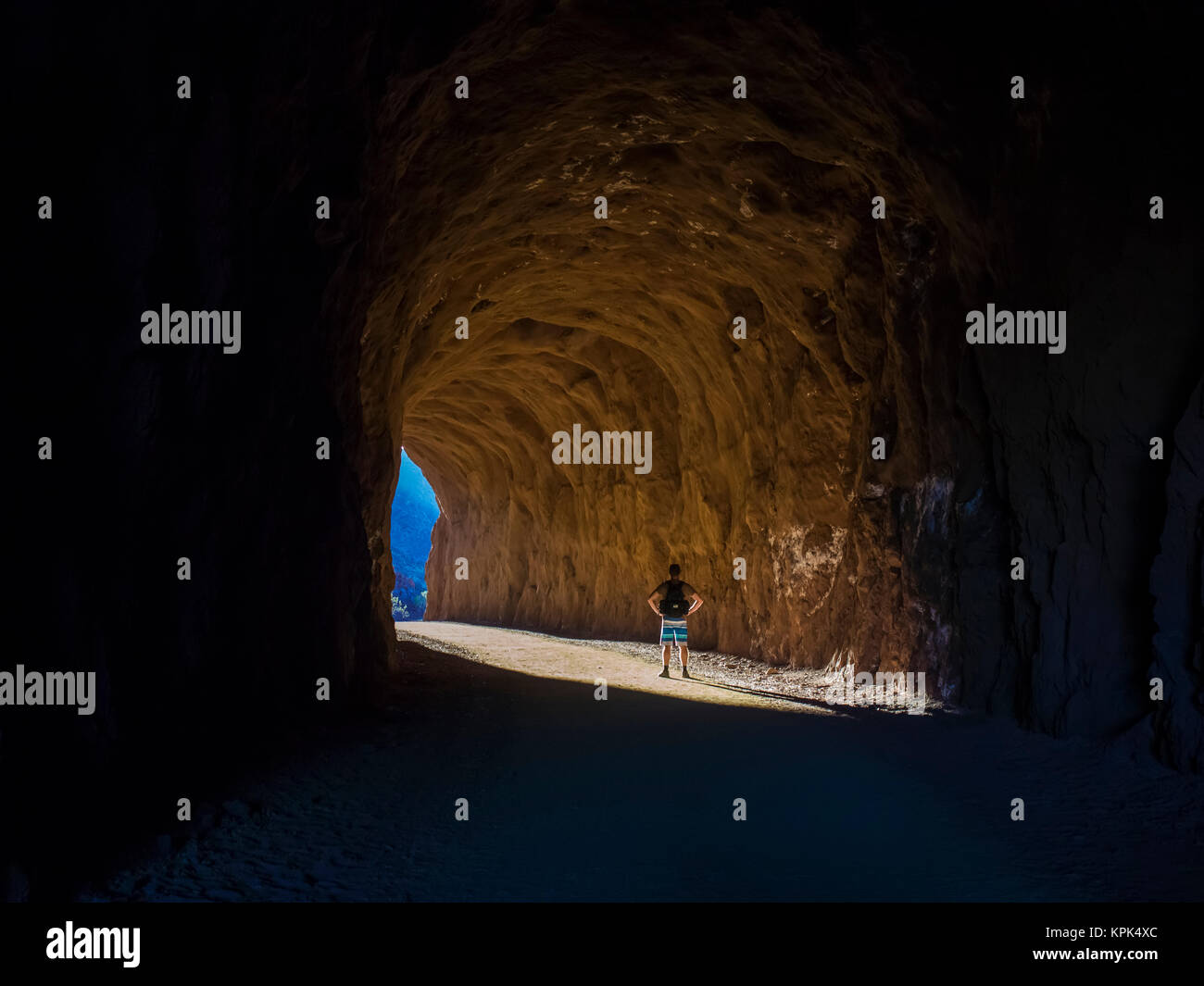 Ein Mann Wanderungen durch einen Tunnel in die Nevada Frühling Wüste, Boulder City, Nevada, Vereinigte Staaten von Amerika Stockfoto