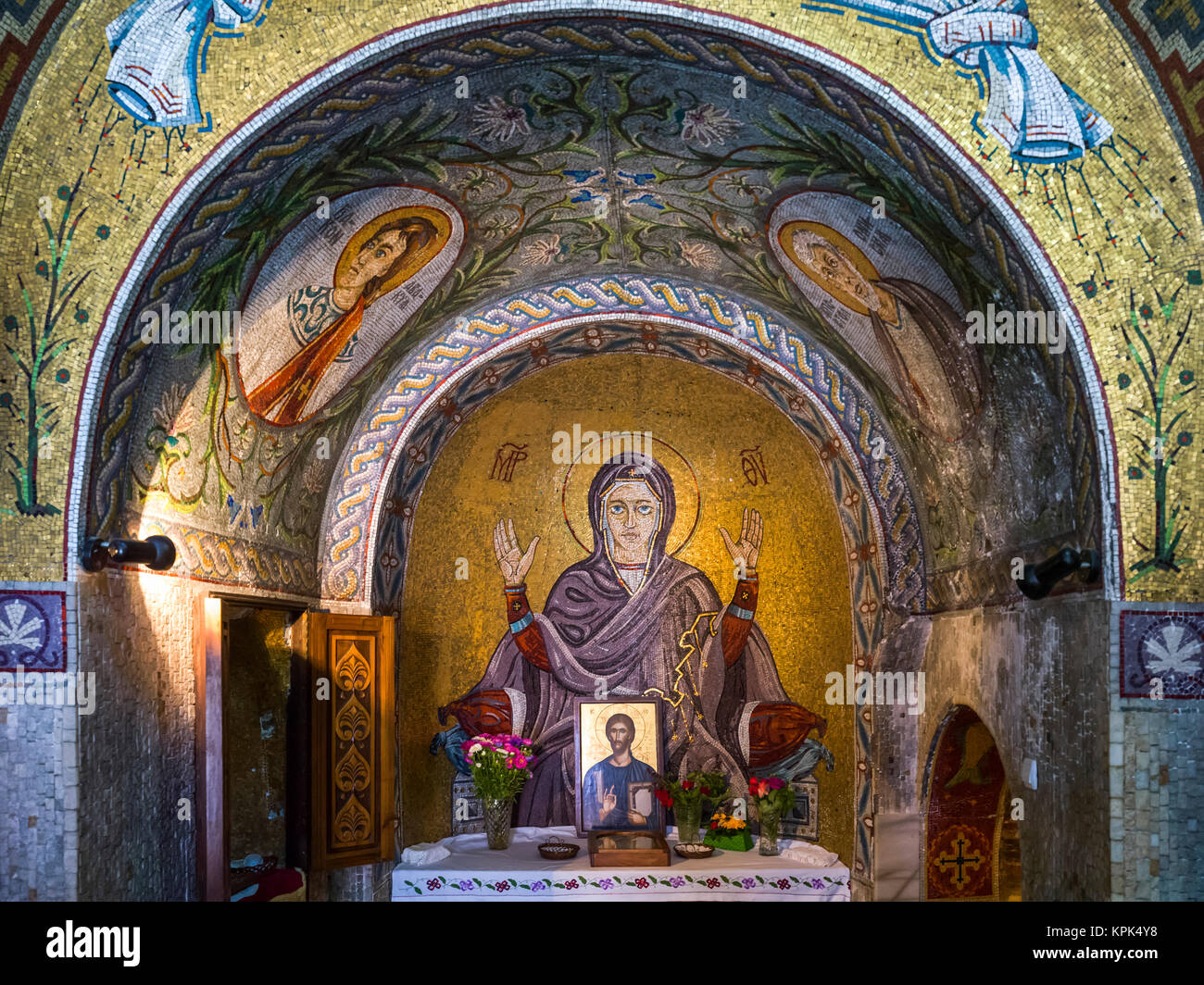 Farbenfrohe Kunstwerke in St. Petka's Chapel in der Belgrader Festung, Belgrad, Vojvodina, Serbien Stockfoto
