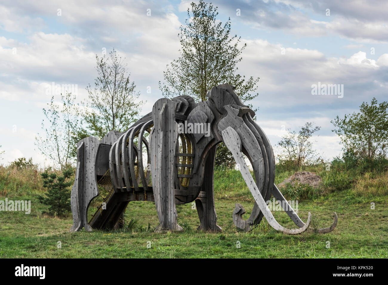 Hölzerne Skulptur eines Mammuts; Selo Kostolac, Vojvodina, Serbien Stockfoto