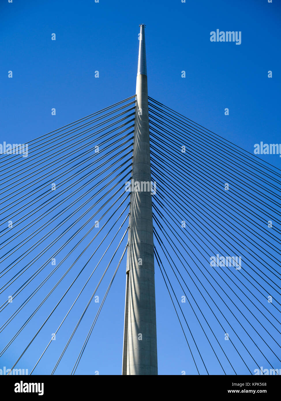 Architektonisches Detail einer Brücke vor blauem Himmel, Belgrad, Vojvodina, Serbien Stockfoto