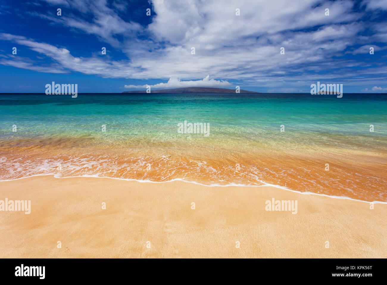 Türkisfarbene Meer Wasser und goldenen Sand am Strand, Makena State Park; Makena, Maui, Vereinigte Staaten von Amerika Stockfoto