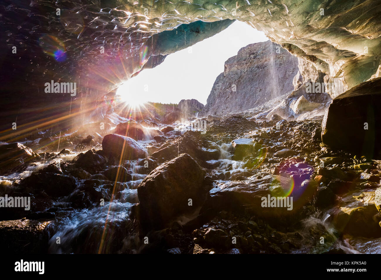 Die Sonne scheint in eine Höhle unter dem Eis der Gletscher im Wrangell-St. Elias National Park, Alaska, Vereinigte Staaten von Amerika Stockfoto