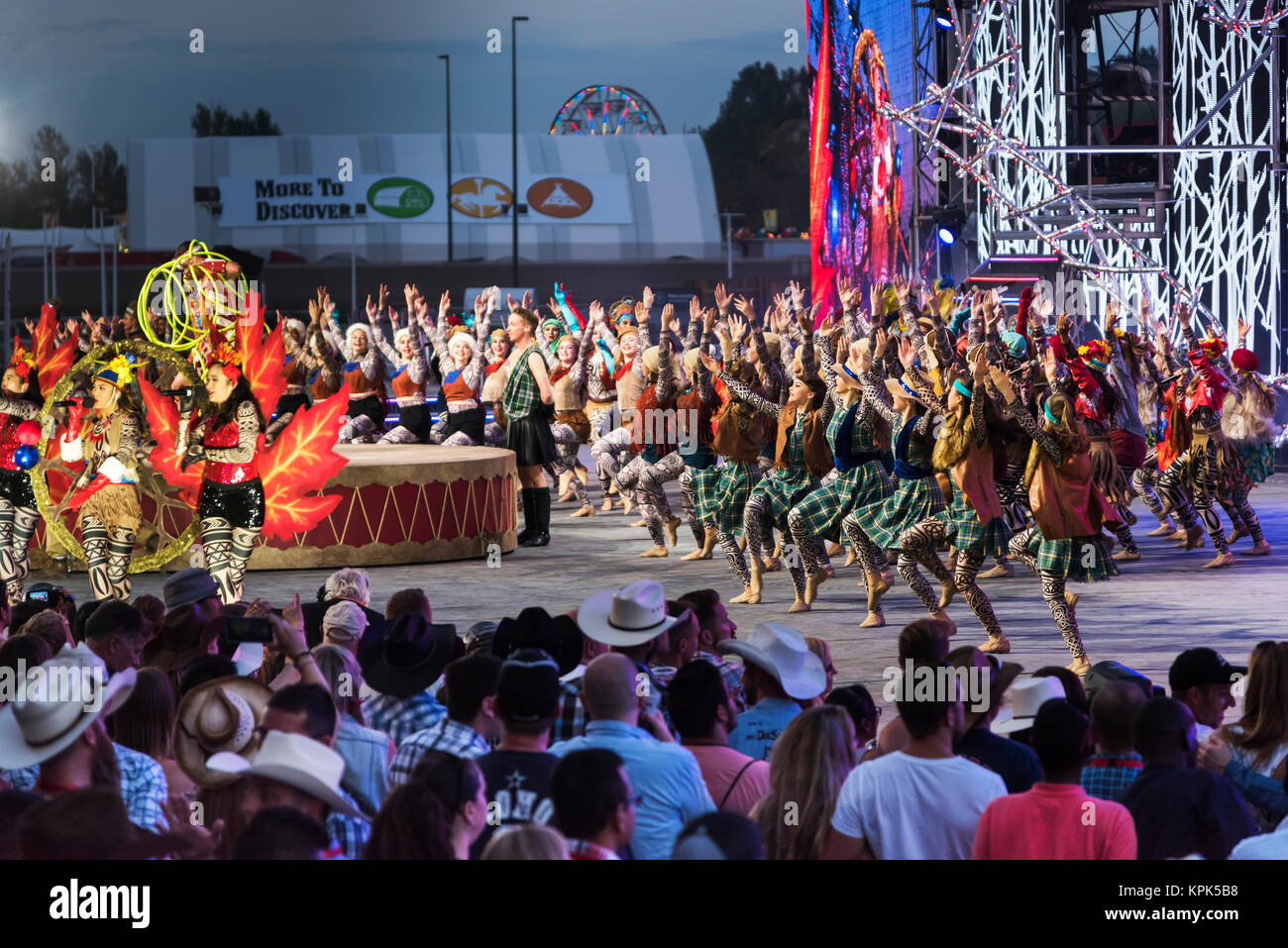 Tänzer unterhaltsam eine menge bei der Calgary Stampede, Calgary, Alberta, Kanada Stockfoto