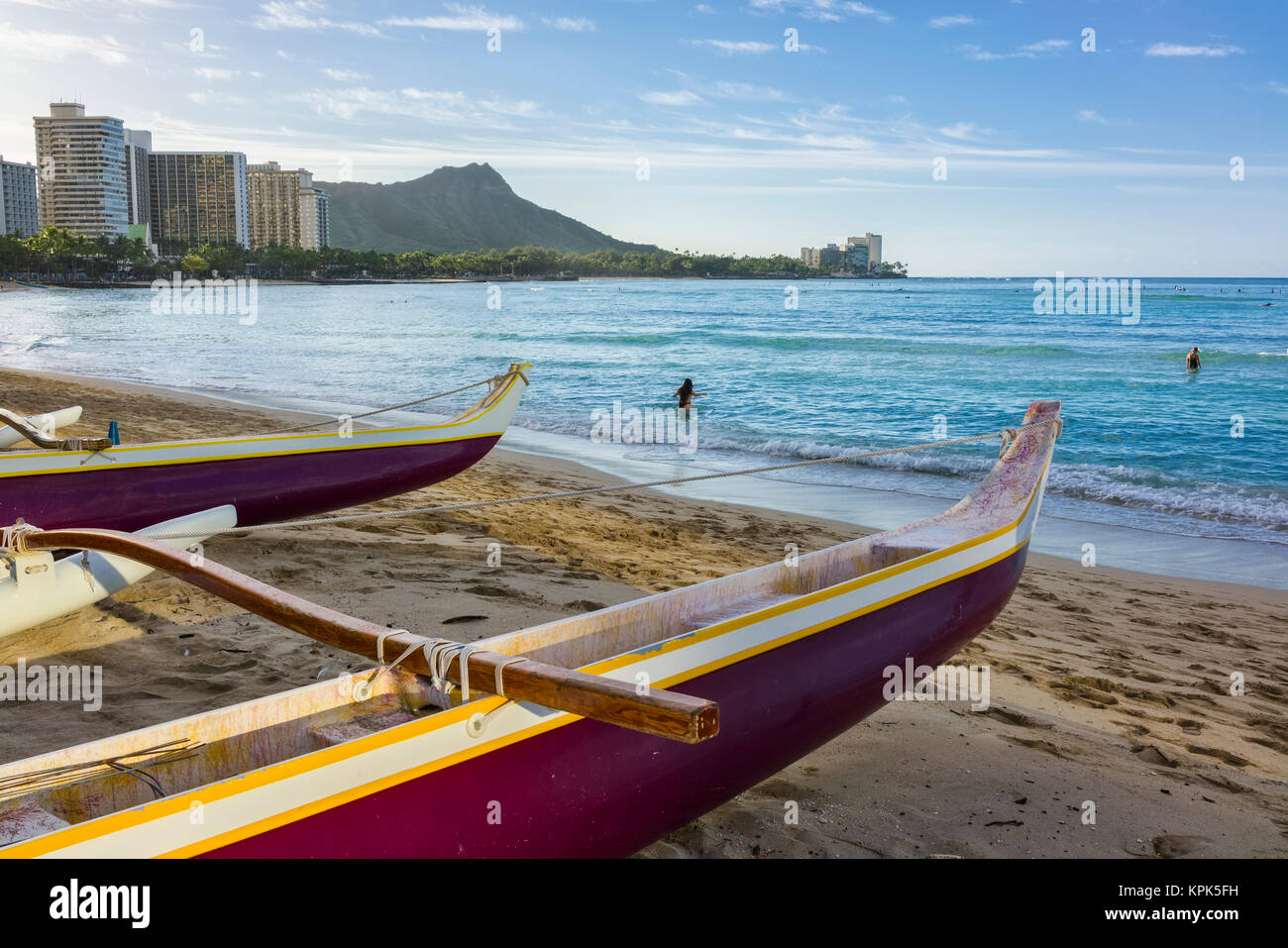 Outrigger Kanus, Waikiki und Diamond Head auf der Insel von Oahu; Honolulu, Oahu, Hawaii, Vereinigte Staaten von Amerika Stockfoto