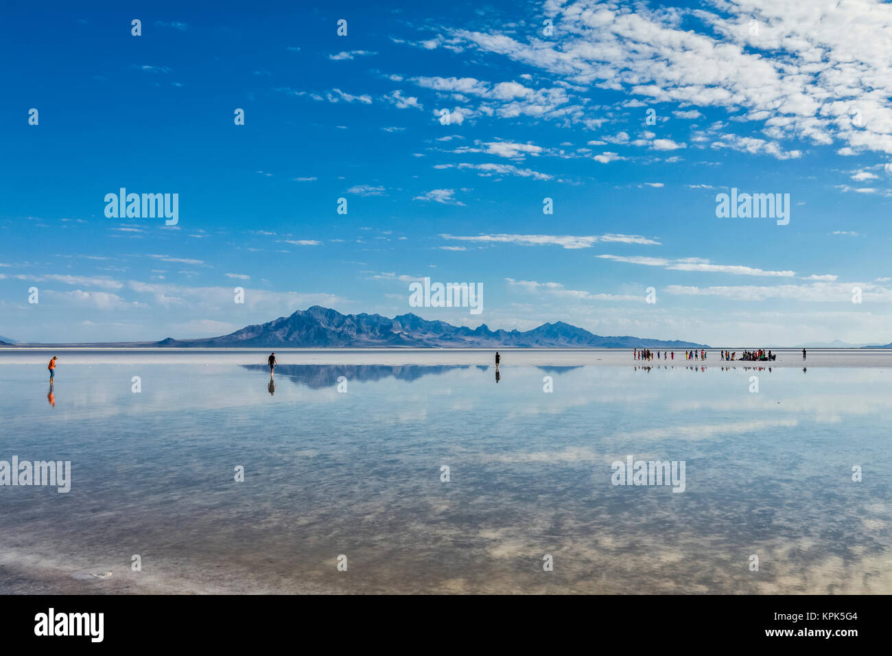 Touristen zu Fuß in Zoll tief Salz Wasser in der Nähe von Bonneville Salt Flats; Wendover in Utah, Vereinigte Staaten von Amerika Stockfoto