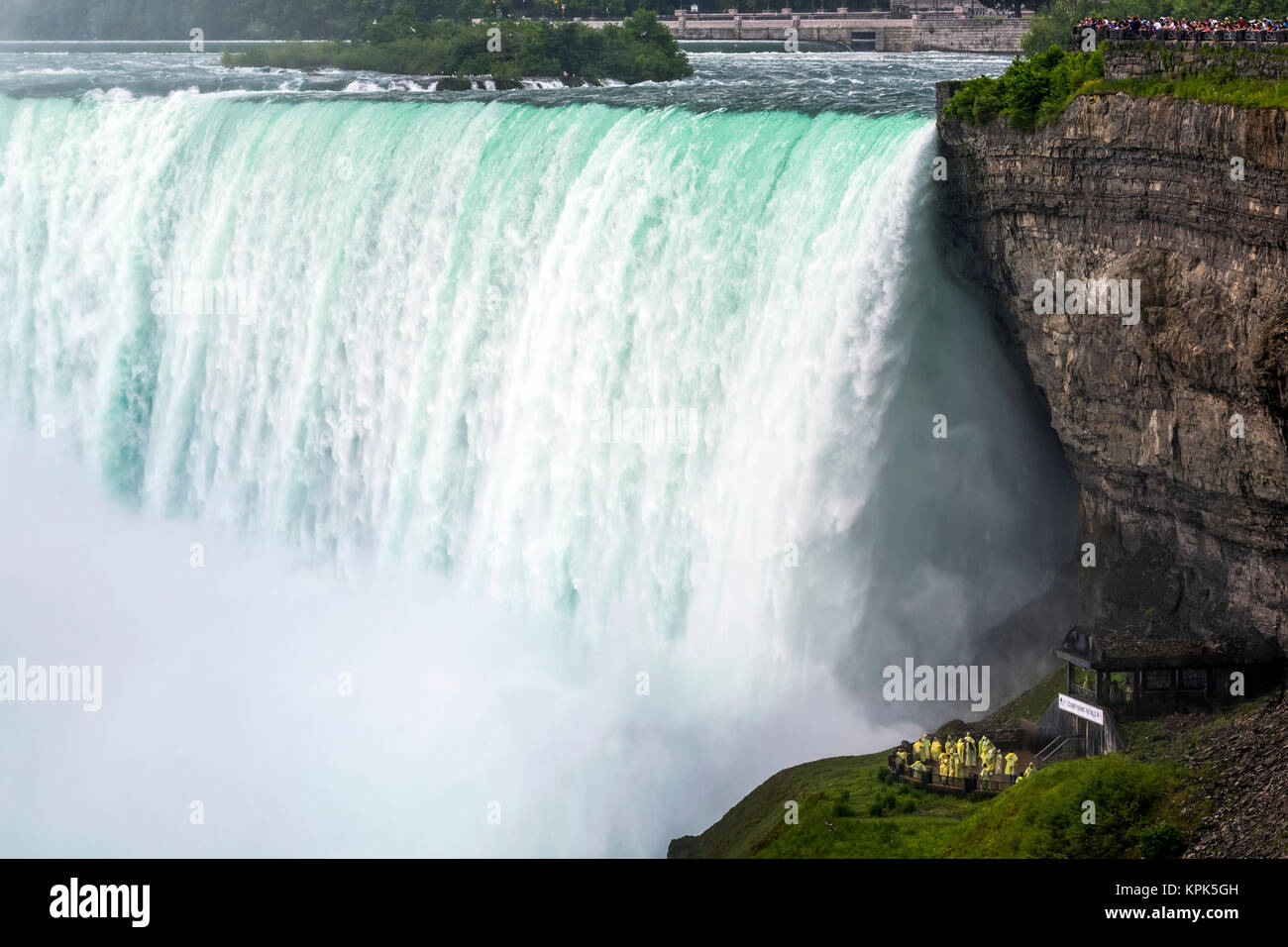 In der Nähe von Niagara Falls mit Klippen und Touristen stehen auf den Aussichtsplattformen, Niagara Falls, Ontario, Kanada Stockfoto