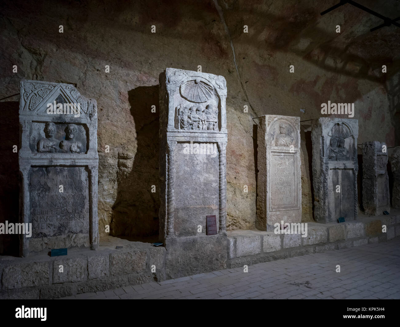 Österreichische Schießpulver storehouse, aber heute ein Römisches Lapidarium mit sarcofagi, Opferaltäre und Grabsteine, Belgrad, Vojvodina, Serbien Stockfoto