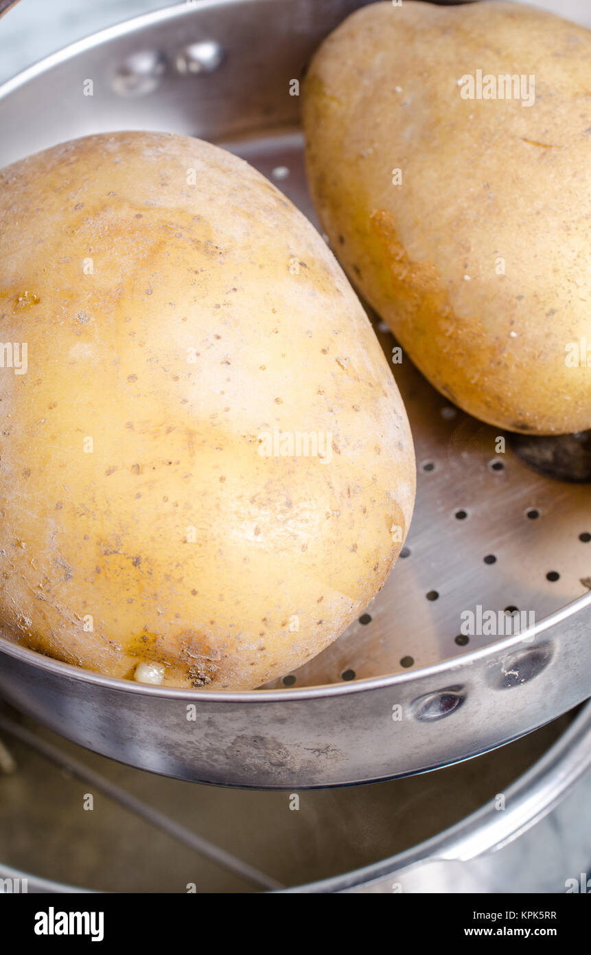 Ganze Kartoffeln Dampf kochen in einem Schnellkochtopf Stockfotografie -  Alamy