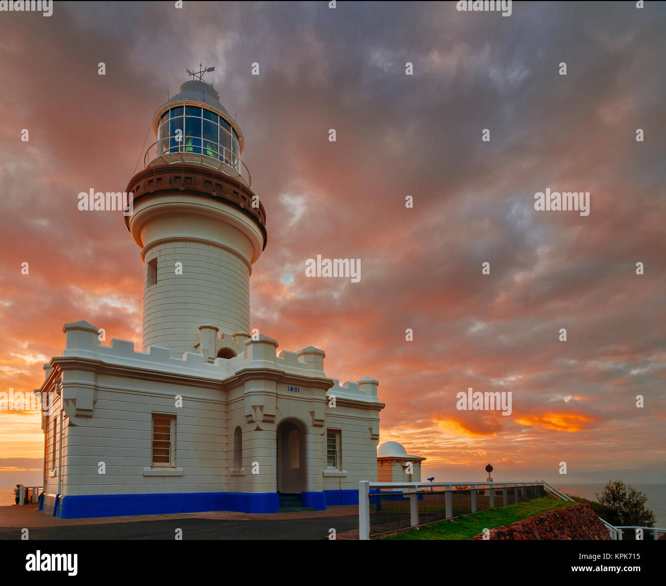 Gewitterwolken über Cape Byron Lighthouse bei Sonnenaufgang, Byron Bay, New South Wales (NSW), Australien Stockfoto