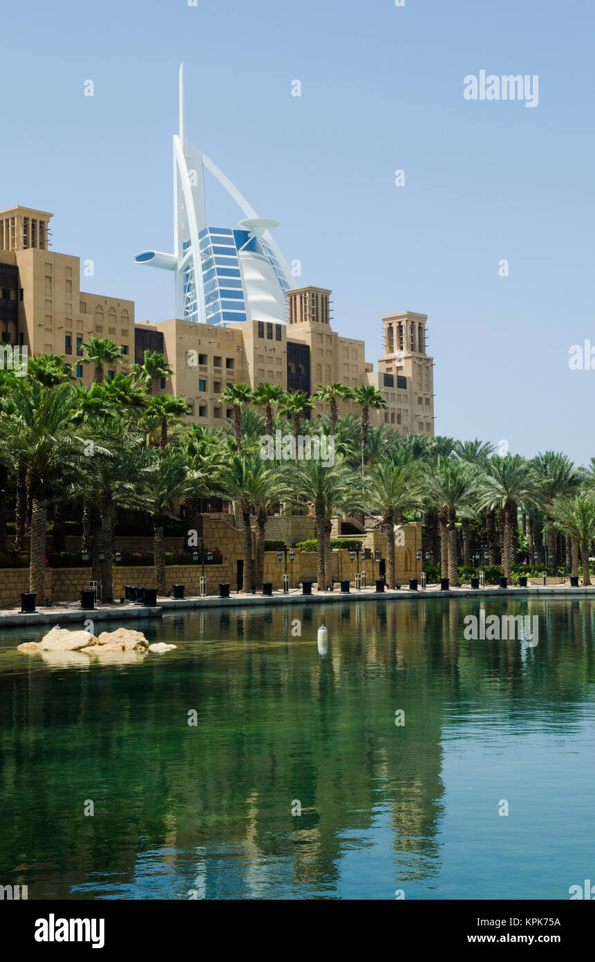 Hotel Burj Al Arab mit der Altstadt Palace Hotel Dubai Stockfoto