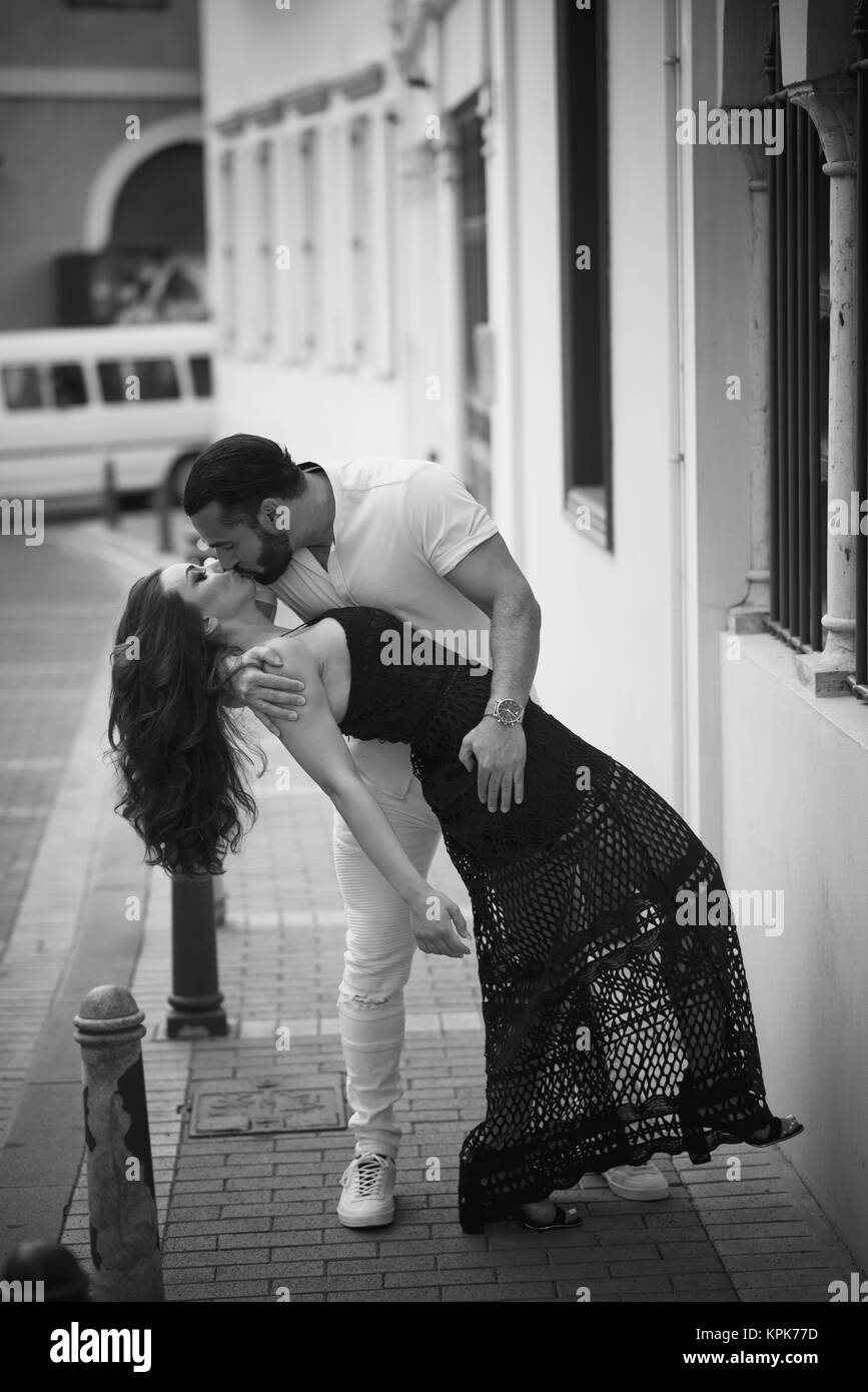 Mann küsste seine Frau auf der Straße Stockfoto