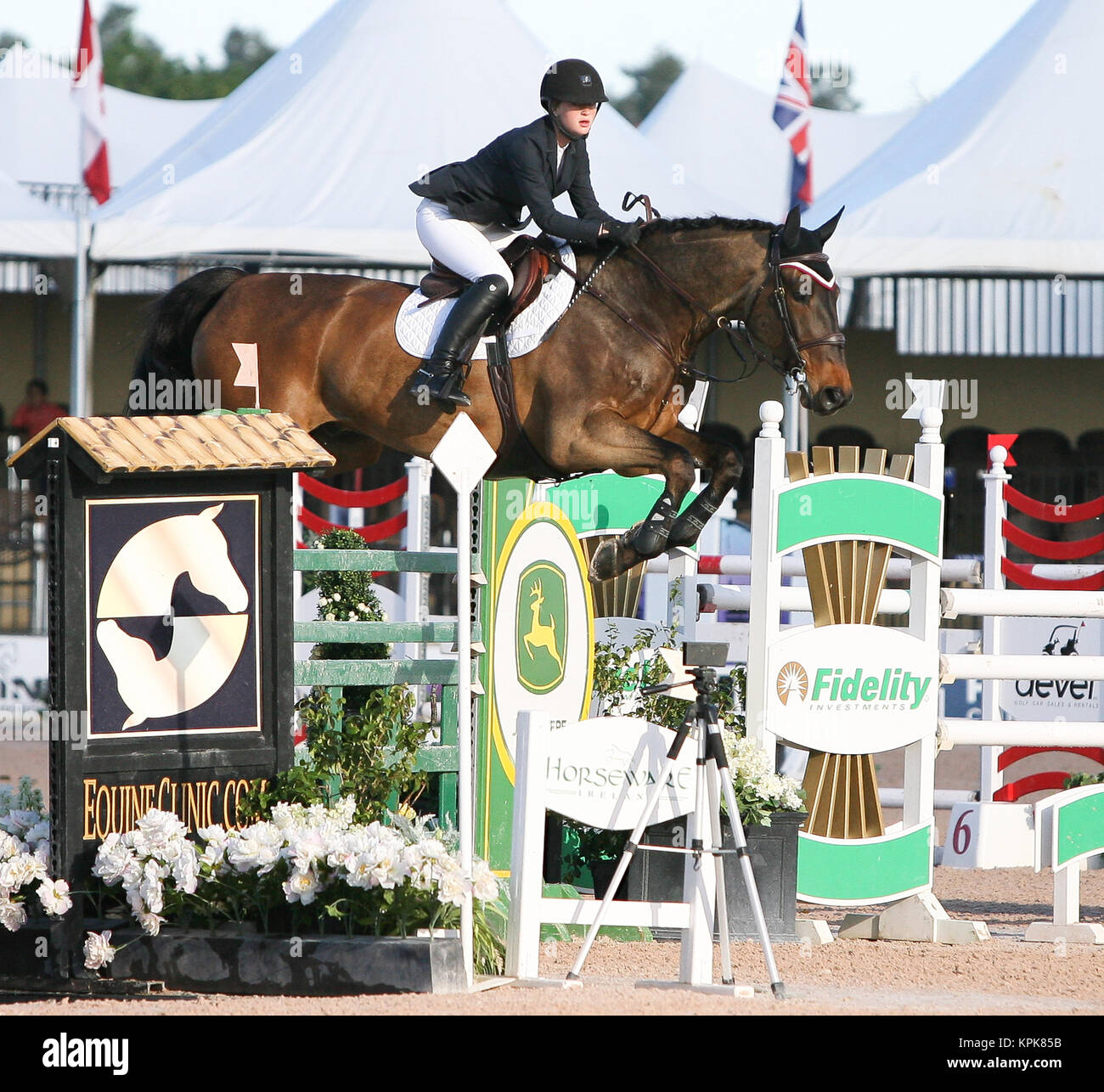 WELLINGTON, FL - MÄRZ 02: Jennifer Gates beteiligt sich an der hohen Junior Jumper Classic durning im Winter Equestrian Festival im Palm Beach International Equestrian Center am 2. März in Wellington, Florida 2014. Menschen: Jennifer Gates Stockfoto